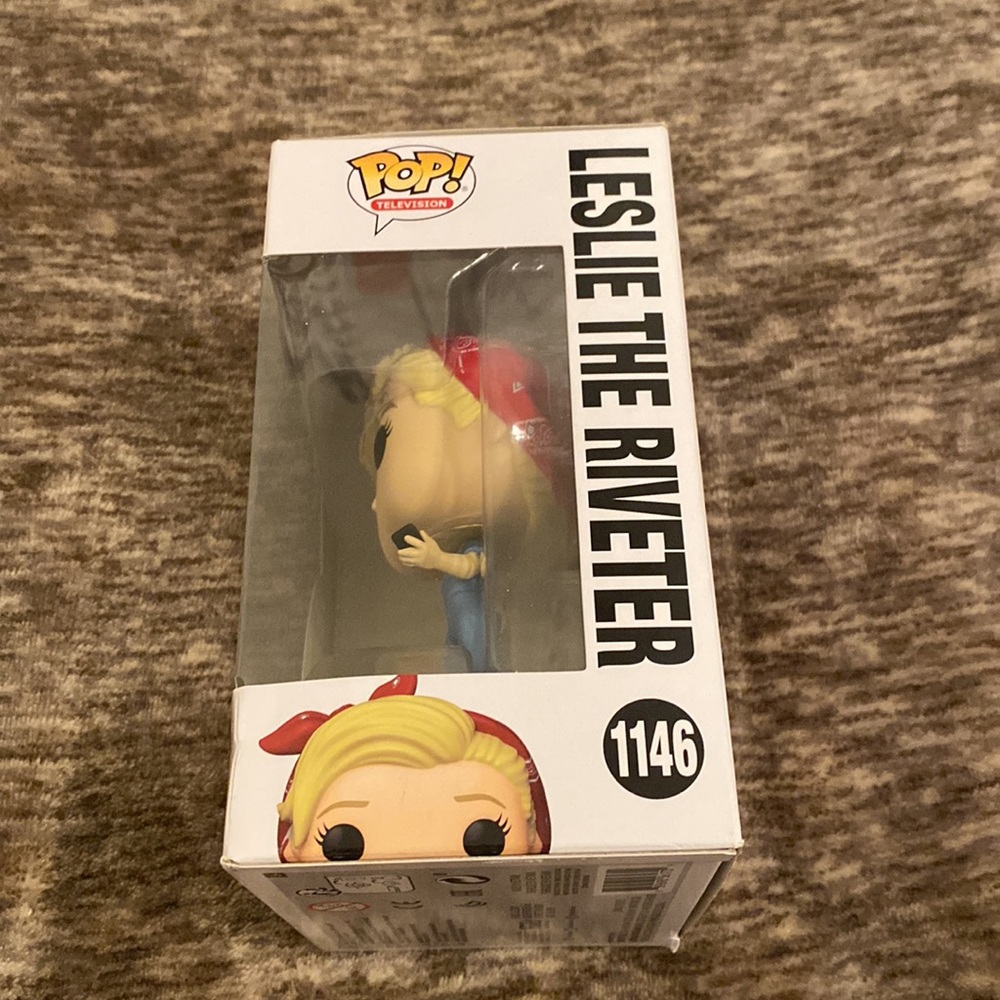 Funko POP Television Parks and Recreation Leslie The Riveter - Picture 4 of 8